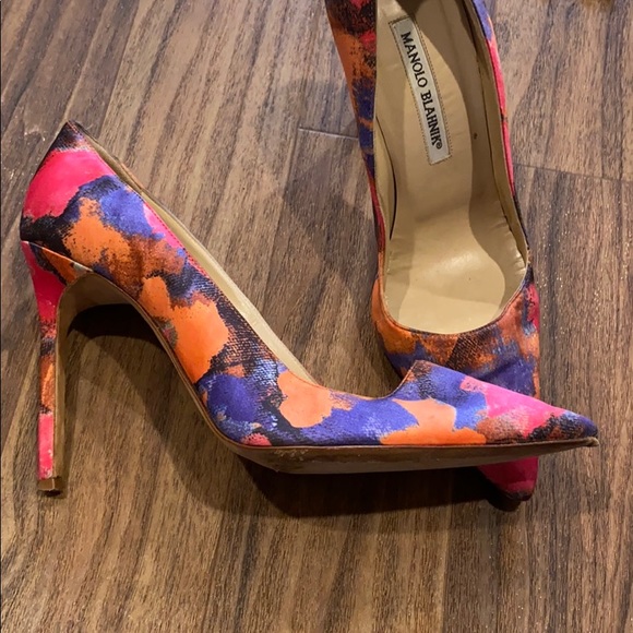 Manolo Blahnik Silk Covered Pumps - Picture 6 of 7